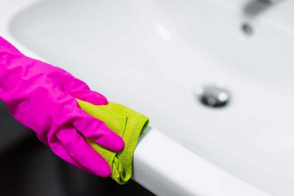 Nettoyer l'évier d'une salle de bain avec une micro-fibre