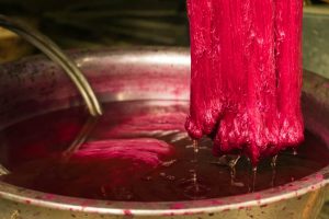 Comment faire de la teinture à la main ou par immersion pour ajouter un élément amusant à vos projets ?