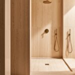 Salle de bain avec douche italienne en travertin, ambiance spa minérale