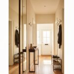 Entrée étroite avec console peu profonde, miroir vertical et rangement mural