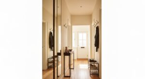Entrée étroite avec console peu profonde, miroir vertical et rangement mural