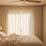 Chambre lumineuse et fraîche en été avec linge de lit en lin et rideaux légers