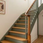 Escalier en bois repeint sans ponçage intégral, finition mate vert sauge