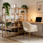 Coin bureau home office intégré discrètement dans un salon avec tapis et étagère séparatrice