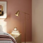 Chambre adulte avec mur accent rose poudré, accents laiton et bois, ambiance chaleureuse