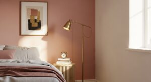 Chambre adulte avec mur accent rose poudré, accents laiton et bois, ambiance chaleureuse