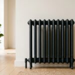 Radiateur en fonte repeint en noir mat dans un salon lumineux
