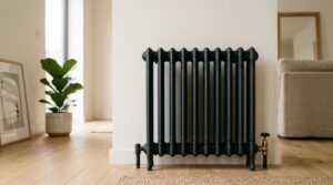 Radiateur en fonte repeint en noir mat dans un salon lumineux