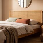 Tête de lit en cannage tressé fixée sur cadre en bois dans une chambre cosy