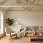 Salon avec poutres apparentes peintes en blanc cassé assorti au plafond, mobilier en lin et bois clair
