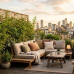 Terrasse urbaine avec claustra en bois et bambous créant de l'intimité face au vis-à-vis