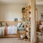 Chambre partagée par deux enfants avec espaces séparés par une étagère ouverte et un rideau