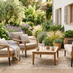 Salon de jardin en teck et résine tressée sur une terrasse ensoleillée, exemple de mobilier extérieur résistant aux intempéries