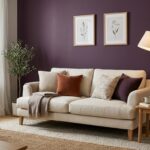 Salon avec mur aubergine, canapé beige et lampadaire laiton
