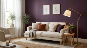 Salon avec mur aubergine, canapé beige et lampadaire laiton